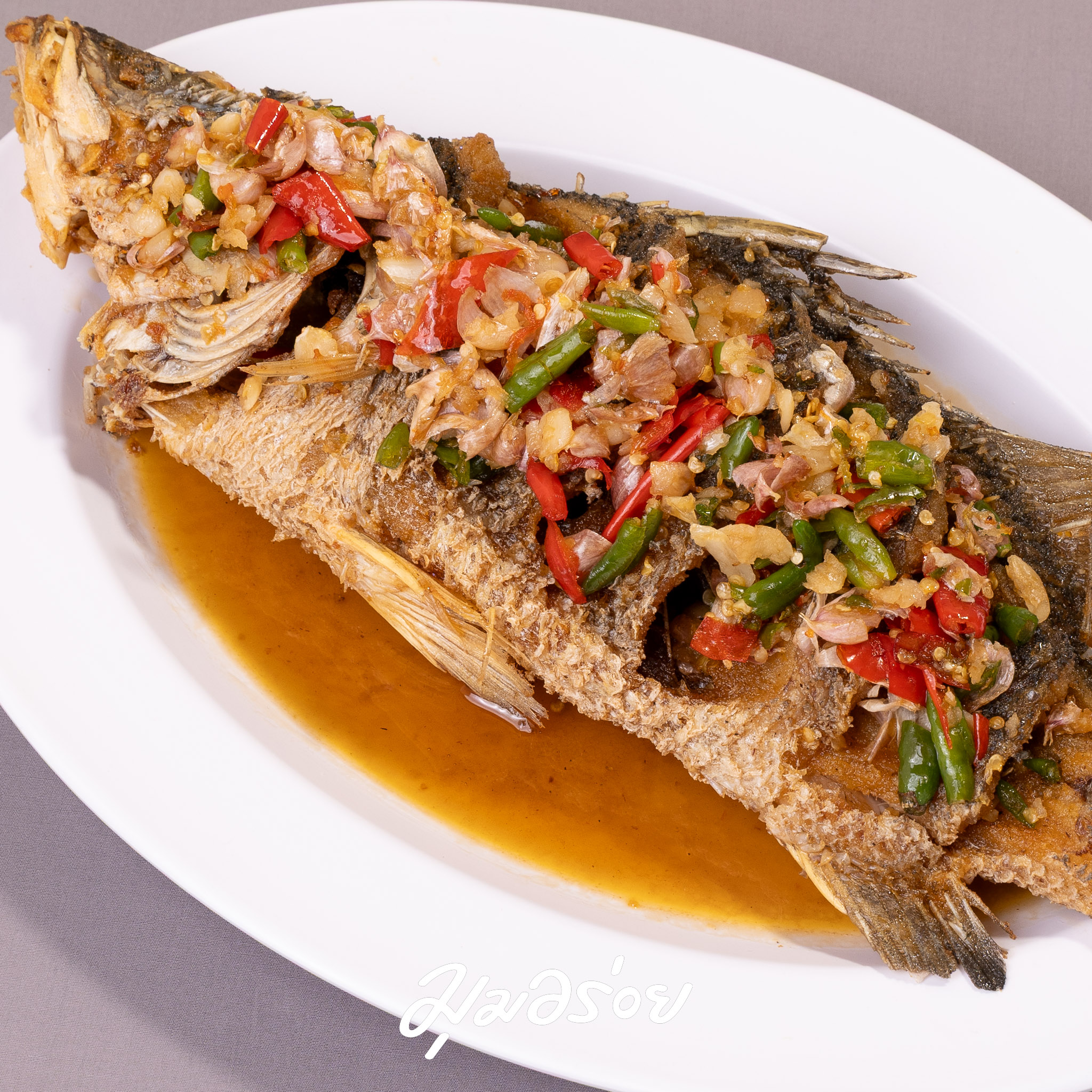 ปลากะพงทอดราดพริกขี้หนูสด